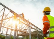 Trabajador en construcción de vivienda